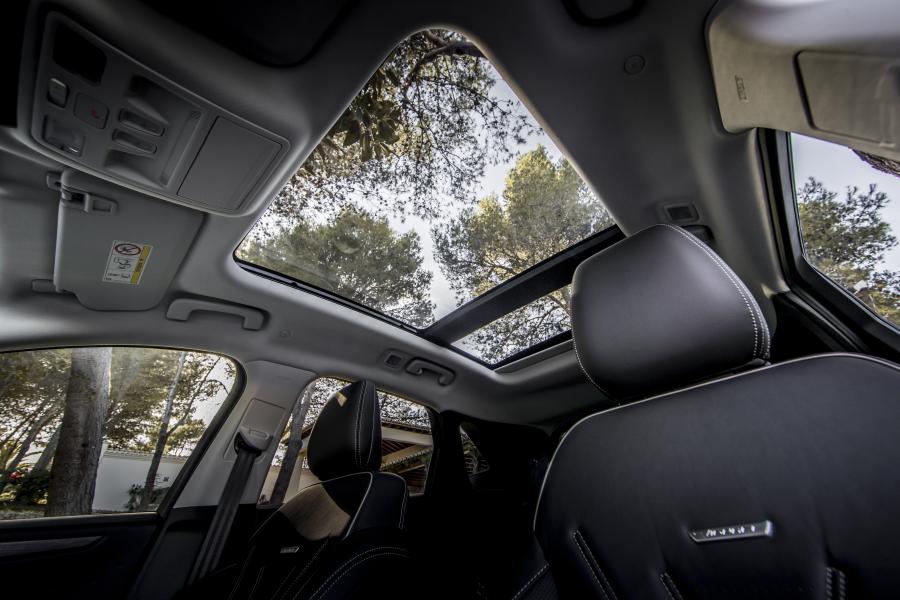 Детали интерьера Ford Kuga Vignale EcoBlue Hybrid 2020 года  (EU) (фото 31 из 48)
